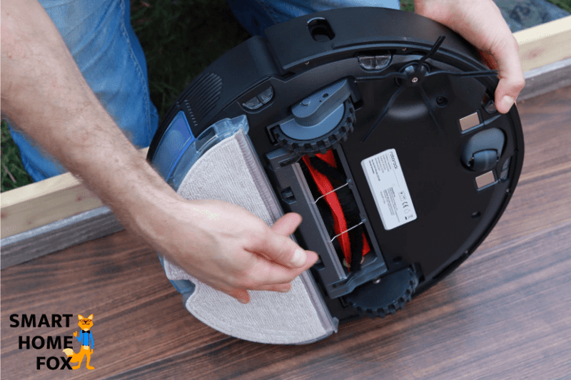 Roborock S6 MaxV von unten samt angebrachter Wischplatte.